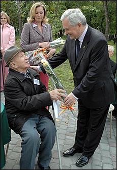 3 сентября 2006 г., Барнаул   Вручение автомобилей "Ока" ветеранам ВОВ