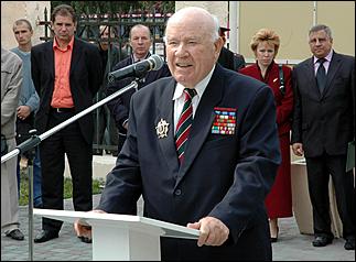 3 сентября 2006 г., Барнаул   Вручение автомобилей "Ока" ветеранам ВОВ