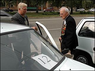 3 сентября 2006 г., Барнаул   Вручение автомобилей "Ока" ветеранам ВОВ