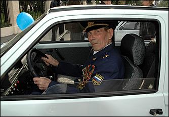 3 сентября 2006 г., Барнаул   Вручение автомобилей "Ока" ветеранам ВОВ