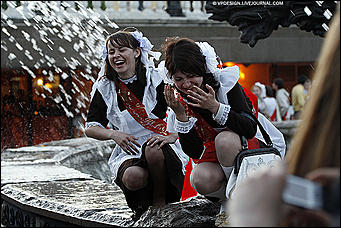 24 май 2016 г., Барнаул   Мокрая девочка танцует: фотоподборка выпускников в фонтанах