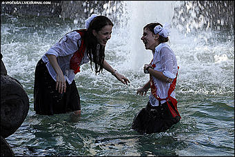 24 май 2016 г., Барнаул   Мокрая девочка танцует: фотоподборка выпускников в фонтанах