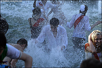 24 май 2016 г., Барнаул   Мокрая девочка танцует: фотоподборка выпускников в фонтанах