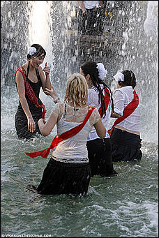 24 май 2016 г., Барнаул   Мокрая девочка танцует: фотоподборка выпускников в фонтанах