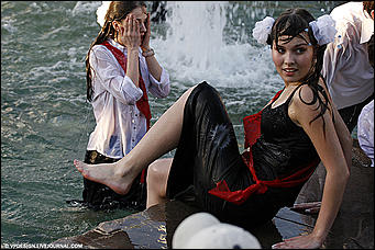 24 май 2016 г., Барнаул   Мокрая девочка танцует: фотоподборка выпускников в фонтанах