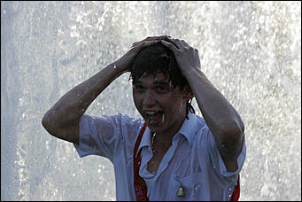 24 май 2016 г., Барнаул   Мокрая девочка танцует: фотоподборка выпускников в фонтанах