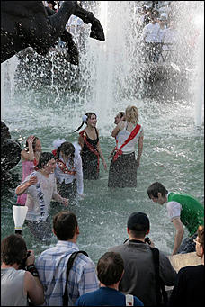 24 май 2016 г., Барнаул   Мокрая девочка танцует: фотоподборка выпускников в фонтанах