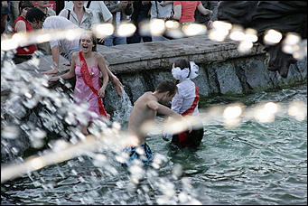 24 май 2016 г., Барнаул   Мокрая девочка танцует: фотоподборка выпускников в фонтанах