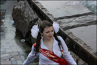 24 май 2016 г., Барнаул   Мокрая девочка танцует: фотоподборка выпускников в фонтанах