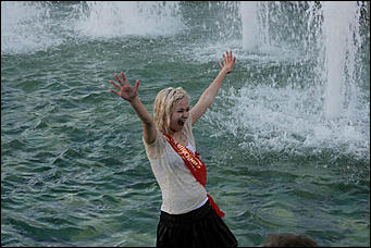 24 май 2016 г., Барнаул   Мокрая девочка танцует: фотоподборка выпускников в фонтанах