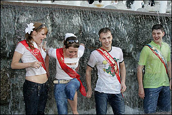 24 май 2016 г., Барнаул   Мокрая девочка танцует: фотоподборка выпускников в фонтанах