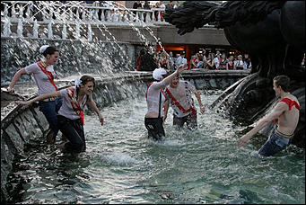 24 май 2016 г., Барнаул   Мокрая девочка танцует: фотоподборка выпускников в фонтанах