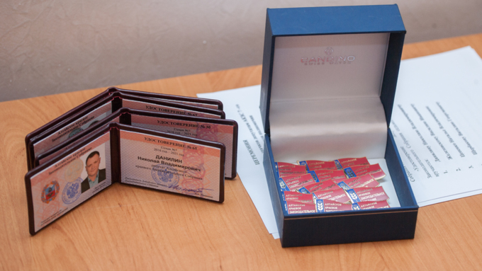 27 октябрь 2016 г., Барнаул  &copy; Амител Вячеслав Мельников   В АКЗС раздали депутатские "корочки" и значки