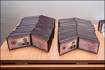 27 октябрь 2016 г., Барнаул  © Амител Вячеслав Мельников   В АКЗС раздали депутатские "корочки" и значки