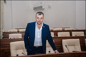 27 октябрь 2016 г., Барнаул  © Амител Вячеслав Мельников   В АКЗС раздали депутатские "корочки" и значки