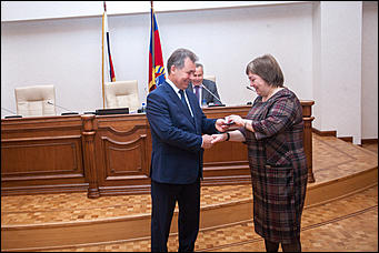 27 октябрь 2016 г., Барнаул  © Амител Вячеслав Мельников   В АКЗС раздали депутатские "корочки" и значки