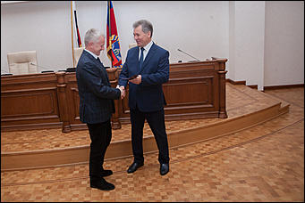 27 октябрь 2016 г., Барнаул  © Амител Вячеслав Мельников   В АКЗС раздали депутатские "корочки" и значки