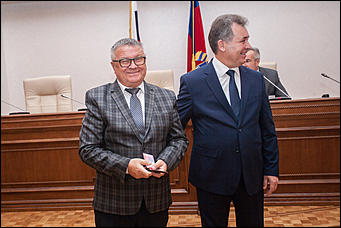 27 октябрь 2016 г., Барнаул  © Амител Вячеслав Мельников   В АКЗС раздали депутатские "корочки" и значки