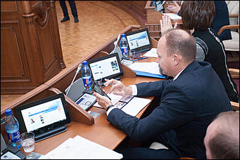 27 октябрь 2016 г., Барнаул  © Амител Вячеслав Мельников   В АКЗС раздали депутатские "корочки" и значки