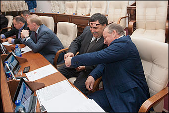 27 октябрь 2016 г., Барнаул  © Амител Вячеслав Мельников   В АКЗС раздали депутатские "корочки" и значки