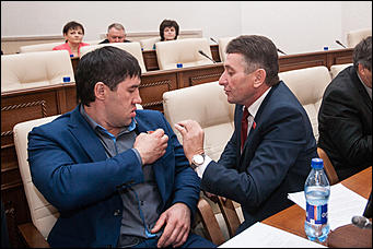 27 октябрь 2016 г., Барнаул  © Амител Вячеслав Мельников   В АКЗС раздали депутатские "корочки" и значки