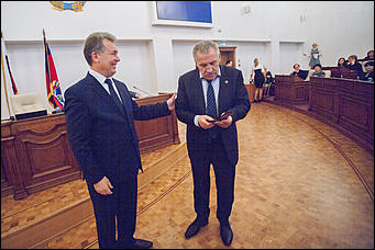 27 октябрь 2016 г., Барнаул  © Амител Вячеслав Мельников   В АКЗС раздали депутатские "корочки" и значки