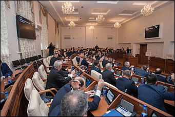 27 октябрь 2016 г., Барнаул  © Амител Вячеслав Мельников   В АКЗС раздали депутатские "корочки" и значки