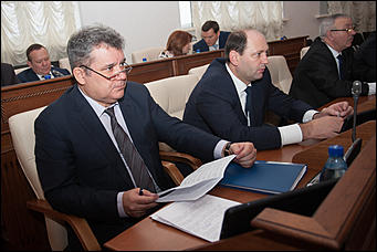 27 октябрь 2016 г., Барнаул  © Амител Вячеслав Мельников   В АКЗС раздали депутатские "корочки" и значки