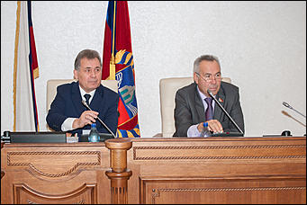 27 октябрь 2016 г., Барнаул  © Амител Вячеслав Мельников   В АКЗС раздали депутатские "корочки" и значки