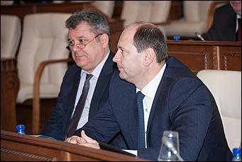 27 октябрь 2016 г., Барнаул  © Амител Вячеслав Мельников   В АКЗС раздали депутатские "корочки" и значки