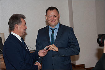 27 октябрь 2016 г., Барнаул  © Амител Вячеслав Мельников   В АКЗС раздали депутатские "корочки" и значки