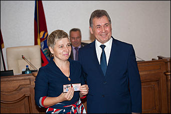 27 октябрь 2016 г., Барнаул  © Амител Вячеслав Мельников   В АКЗС раздали депутатские "корочки" и значки