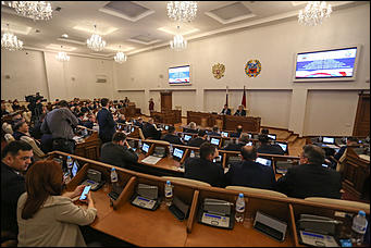 31 мая 2018 г., Барнаул. Екатерина Смолихина   Без Карлина: как прошла сессия краевого парламента в последний день весны