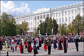 27 августа 2011 г., Барнаул   Автоцентр АНТ поздравил жителей родного города Барнаула  с праздником! 