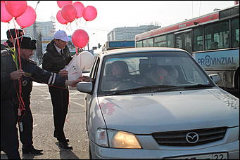 7 март 2012 г.,  Барнаул   Автоцентр АНТ официальный дилер CITROЁN совместно с отделом ГИБДД УМВД России по г.Барнаулу поздравил девушек-водителей с международным женским днём