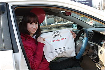 7 март 2012 г.,  Барнаул   Автоцентр АНТ официальный дилер CITROЁN совместно с отделом ГИБДД УМВД России по г.Барнаулу поздравил девушек-водителей с международным женским днём