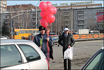 7 март 2012 г.,  Барнаул   Автоцентр АНТ официальный дилер CITROЁN совместно с отделом ГИБДД УМВД России по г.Барнаулу поздравил девушек-водителей с международным женским днём