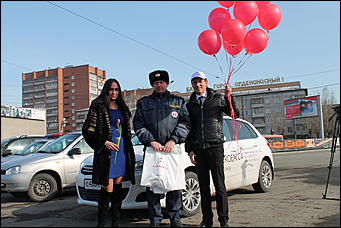 7 март 2012 г.,  Барнаул   Автоцентр АНТ официальный дилер CITROЁN совместно с отделом ГИБДД УМВД России по г.Барнаулу поздравил девушек-водителей с международным женским днём