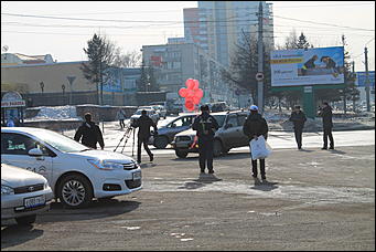 7 март 2012 г.,  Барнаул   Автоцентр АНТ официальный дилер CITROЁN совместно с отделом ГИБДД УМВД России по г.Барнаулу поздравил девушек-водителей с международным женским днём