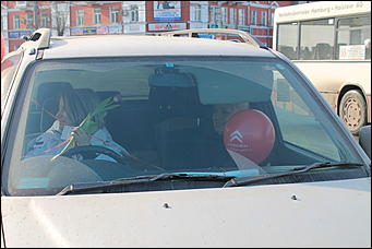 7 март 2012 г.,  Барнаул   Автоцентр АНТ официальный дилер CITROЁN совместно с отделом ГИБДД УМВД России по г.Барнаулу поздравил девушек-водителей с международным женским днём