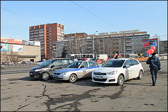 7 март 2012 г.,  Барнаул   Автоцентр АНТ официальный дилер CITROЁN совместно с отделом ГИБДД УМВД России по г.Барнаулу поздравил девушек-водителей с международным женским днём