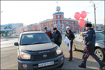 7 март 2012 г.,  Барнаул   Автоцентр АНТ официальный дилер CITROЁN совместно с отделом ГИБДД УМВД России по г.Барнаулу поздравил девушек-водителей с международным женским днём