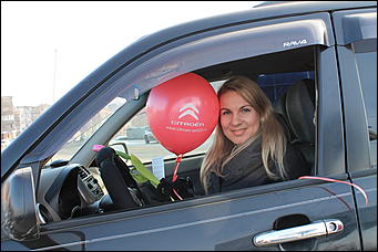 7 март 2012 г.,  Барнаул   Автоцентр АНТ официальный дилер CITROЁN совместно с отделом ГИБДД УМВД России по г.Барнаулу поздравил девушек-водителей с международным женским днём