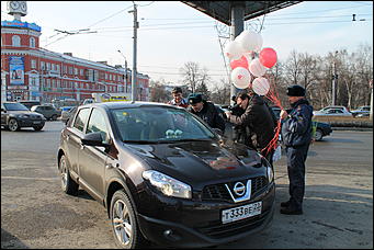7 март 2012 г.,  Барнаул   Автоцентр АНТ официальный дилер CITROЁN совместно с отделом ГИБДД УМВД России по г.Барнаулу поздравил девушек-водителей с международным женским днём
