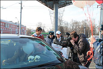 7 март 2012 г.,  Барнаул   Автоцентр АНТ официальный дилер CITROЁN совместно с отделом ГИБДД УМВД России по г.Барнаулу поздравил девушек-водителей с международным женским днём