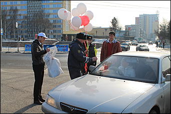 7 март 2012 г.,  Барнаул   Автоцентр АНТ официальный дилер CITROЁN совместно с отделом ГИБДД УМВД России по г.Барнаулу поздравил девушек-водителей с международным женским днём
