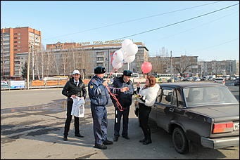 7 март 2012 г.,  Барнаул   Автоцентр АНТ официальный дилер CITROЁN совместно с отделом ГИБДД УМВД России по г.Барнаулу поздравил девушек-водителей с международным женским днём