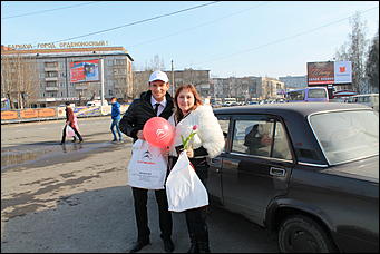 7 март 2012 г.,  Барнаул   Автоцентр АНТ официальный дилер CITROЁN совместно с отделом ГИБДД УМВД России по г.Барнаулу поздравил девушек-водителей с международным женским днём