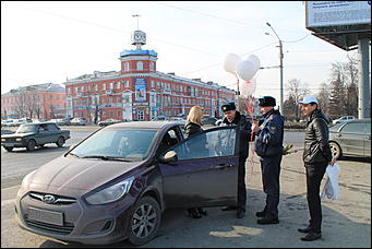 7 март 2012 г.,  Барнаул   Автоцентр АНТ официальный дилер CITROЁN совместно с отделом ГИБДД УМВД России по г.Барнаулу поздравил девушек-водителей с международным женским днём