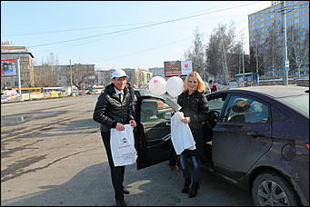 7 март 2012 г.,  Барнаул   Автоцентр АНТ официальный дилер CITROЁN совместно с отделом ГИБДД УМВД России по г.Барнаулу поздравил девушек-водителей с международным женским днём